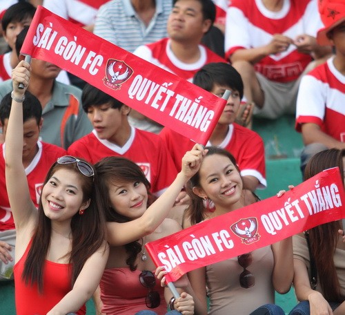 Trên khán đài sân Thống Nhất luôn có mặt những hot girl cổ vũ Sài Gòn Xuân Thành.